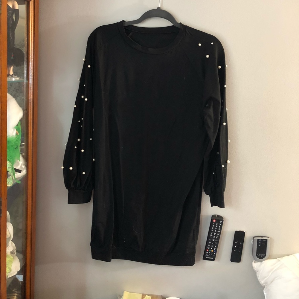 Dress with pearls on the sleeve